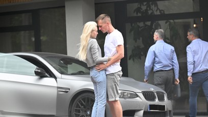 FOTO: Denisa Šuralová byla přistižena s neznámým mužem.