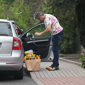 Celý den vozili muži k domu Jiřiny Bohdalové krásné kytice.
