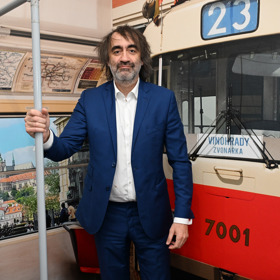 Jakub Kohák v tramvaji.