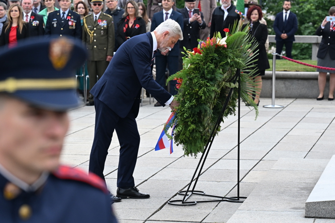 Prezident tradičně položil věnec ke hrobu neznámého vojína. 