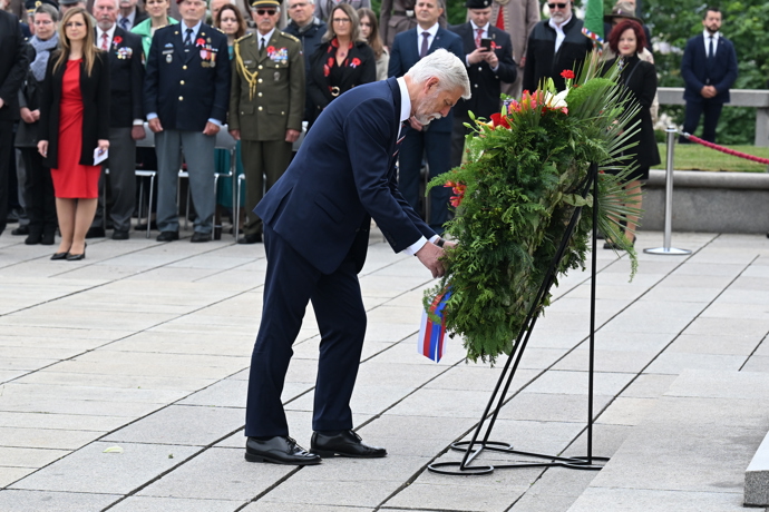 Prezident tradičně položil věnec ke hrobu neznámého vojína. 