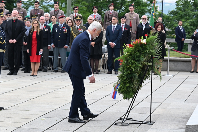 Prezident tradičně položil věnec ke hrobu neznámého vojína. 