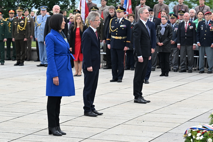Věnce položili také premiér Petr Fiala, předsedkyně Poslanecké sněmovny Markéta Pekarová Adamová, předseda Senátu Miloš Vystrčil a další představitelé státu.