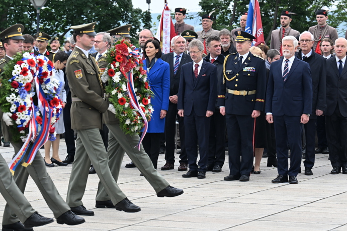 Prezident Petr Pavel, šéfka Sněmovny Markéta Pekarová Adamová, šéf Senátu Miloš Vystrčil a premiér Petr Fiala na pražském Vítkově.