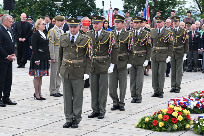 Nejvyšší představitelé státu se zúčastnili pietního aktu u Národního památníku na pražském Vítkově.
