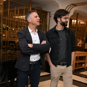 Janek Ledecký se synem Jonášem vyhlížejí Ester.