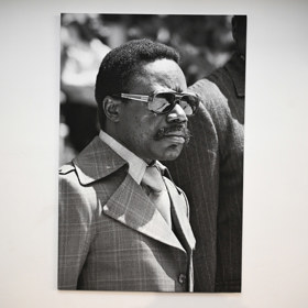 Prezident Omar Bongo visí také na stěně v Turkově garáži.