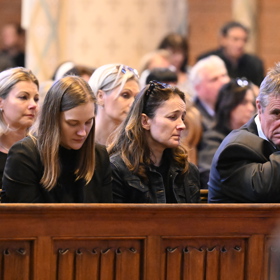 Dcera Simony Postlerové seděla v první řadě druhá zleva. Zcela vpravo pak seděl bratr Postlerové Alexandr mladší.