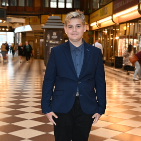 Představitel seriálového Artura Štaidla, Karel Šimek, oblékl tmavě modré sáčko a společenskou košili. 