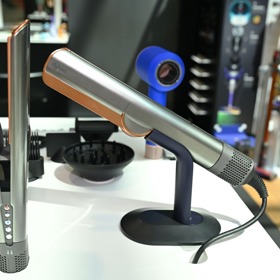 Iva Kubelková s dcerami vyzkoušela žehličku Airstrait ikonické značky Dyson, která vlasy fouká a žehlí zároveň.