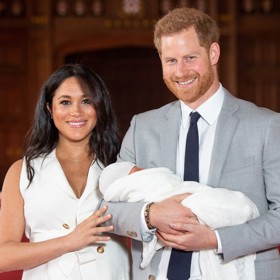Princ Harry a vévodkyně Meghan takto představili svého syna Archieho světu úplně poprvé.