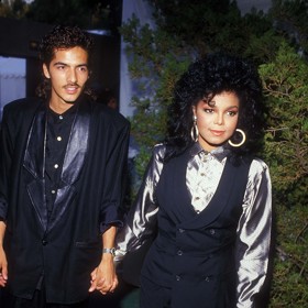 Janet a René se tajně vzali roku 1991 a vydrželi spolu osm let. O rozvod oficiálně požádal režisér videoklipů v roce 2000, rok poté, co žili v odloučení. Rozvodová bitva se táhla tři roky, Janet během ní přišla o 10 milionů dolarů.