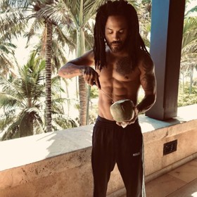 Čerstvý šedesátník se například chlubí takovouto figurou, kterou rád ukazuje na sociálních sítích, v rozhalenkách nebo průsvitných košilích à la Richard Krajčo.