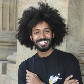 Choreograf Yemi A.D. své vlasy miluje, protože z nich cítí své africké kořeny.