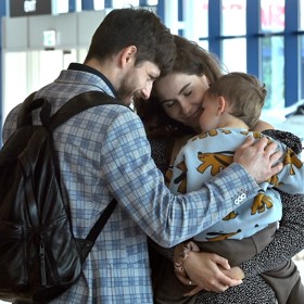 Hokejista Michal Kempný s rodinou, synem Adamem a modelkou Nicolou Minárikovou. 