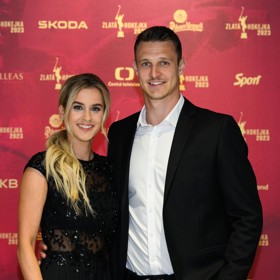 Hokejista Dominik Kubalík s manželkou Klárou. 