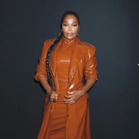 Janet Jackson díky pozdnímu mateřství omládla. Ačkoliv jí vztah s Wissamem nevydržel, vypadá spokojeně.