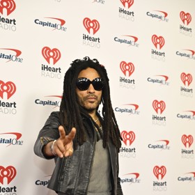 Skoro se zdá, že Lenny nestárne. Nebo minimálně vypadá po šedesátce lépe než kdy dřív. To ho pojí s dalším idolem dívčích srdcí, hercem Bradem Pittem, který oslavil šedesátku v prosinci loňského roku.