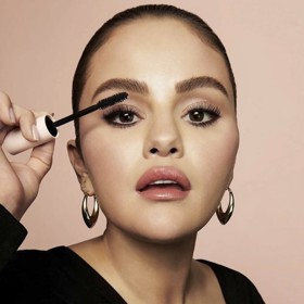 Pořádně huňaté a načesané. Tak takové obočí s gustem ráda nosí třeba herečka a zpěvačka Selena Gomez. 