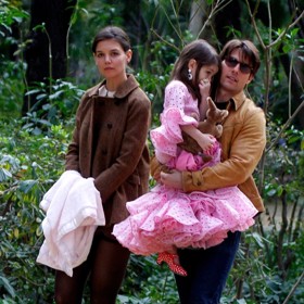 Suri kdysi byla Tomovým vymodleným dítětem. Když Katie otěhotněla, koupil domů ultrazvuk, aby mohl Suri každý den vídat ještě v bříšku.