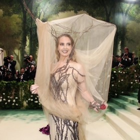 Zpěvačka Lana del Rey okouzlila modelem od Alexandra McQueena. Róbu zdobenou trním a reálným větvovím nesoucím závoj doplnily střevíčky v podobě kopýtek s podkůvkami.