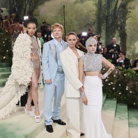 Návrhářka Stella McCartney s početným doprovodem hvězd v jejích modelech zapózovala na netradičním zelenkavém koberci. Ed Sheeran v bledě modrém obleku popíral veškerá pravidla zakazující tyto odstíny rusovlasým osobám.