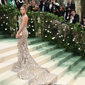 Jennifer Lopez se na květnovém Met Gala ukázala téměř nahá. Všichni tak mohli obdivovat její zadeček, kvůli jehož výrazným křivkám se zpěvačce už léta přezívá La Guitarra (kytara - pozn. red.).