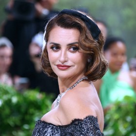 "Nádherná Penélope Cruz krásně zvolila styling k celému looku. Rozčesané vlny, které evokují pokládanou vlnu, doplněné o mašli. Hezké, jednoduché, efektní," chválí účes Honza Kořínek.