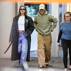 K saku a vestě patří o sbírky jejích oblíbených kousků také kožený trenčkot.