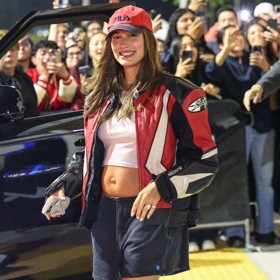 A nestraní se ani sportovně laděných outfitů. Bříško se jí vyjímá v krátkém tričku pod motorkářskou bundou, jak jinak než koženou.