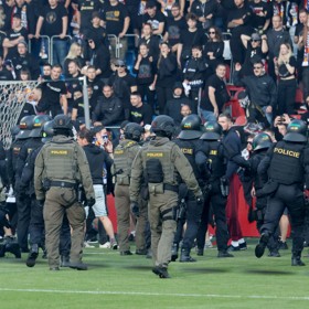 Zápas se změnil ve frašku.