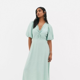 Jednobarevné šaty jsou na svatbu skvělou volbou. Primark, 650 Kč