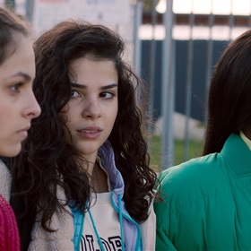 Sesterstvo: Amina, Djeneba a Zineb tvoří nerozlučnou trojici už od dětství. Když se jedna z dívek stane obětí sexuálního napadení, Amina zveřejní video na sociálních sítích jako prostředek k odsouzení útočníka. Video se nečekaně stane virálním a vyvolá širokou podporu a odpor, ale také naruší pevné přátelství tří patnáctiletých dívek...