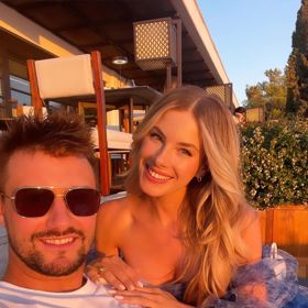 Petr Mrázek s partnerkou Sárou. 