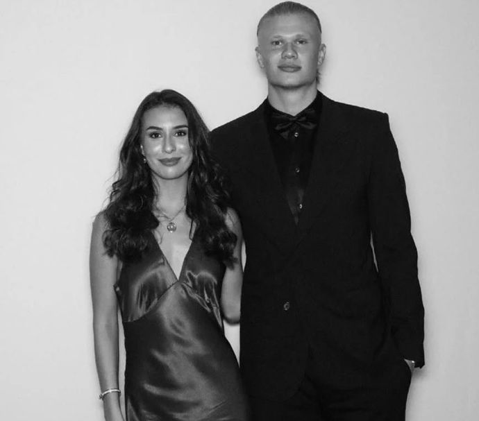 Erling po boku půvabné brunetky