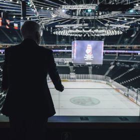 Petr Pavel v O2 areně před zahájením MS v hokeji.