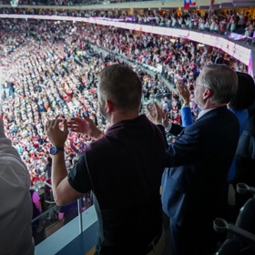 Politici si zápas užívali.