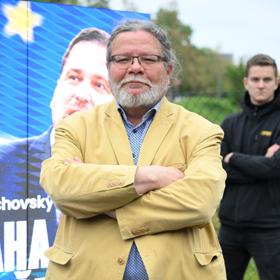 Alexandr Vondra obhájil svůj mandát.