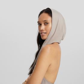 Kapuce na šatech umí být velmi zajímavým zdobným prvkem. 