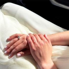 Anna Kratochvílová ukázala prsten. 