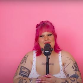 Sugar Denny má zákaz mluvit o Bachelorovi. 