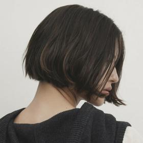 Detail v podobě kapuce může zdobit i úpletové modely s výrazným žebrováním.