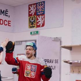 David Pastrňák se raduje z postupu přes silné Švédsko.