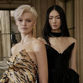 Stejně je to i se supertrendy platinou Když se propojí s významně krátkým sestřihem, nemůže být současný trendy styl viditelnější. A obdobně je to i s módním umístěním pěšinky. Je to maličkost, spolu s pěstěnými a přirozeně vyhlížejícími vlasy.