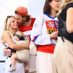 David Pastrňák a jeho půvabná Rebecca s dcerkou. 