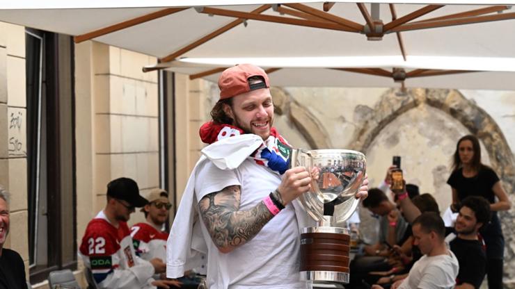 Galerie Hokejisté řádili v Duplexu Tomáš Kundrátek skončil bez trička