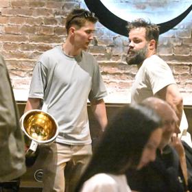 Martin Nečas odnáší pohár. 