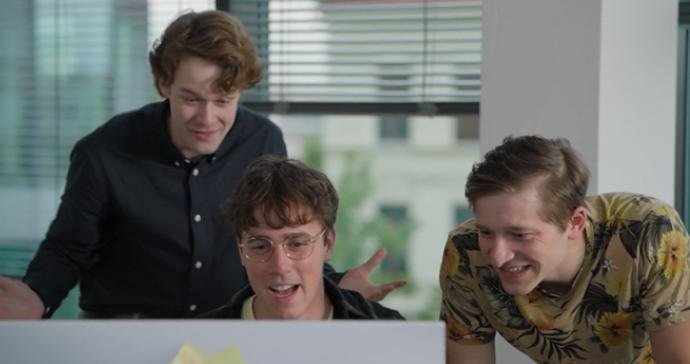 Daniel Kadlec, Filip František Červenka, Radek Melša v seriálu Lež na pláži.