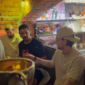 Zlatá trofej putuje s nimi.