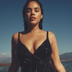 Detail imitující zavinování zdobí jednodílné plavky Simone Pérèle za 2 490 Kč.